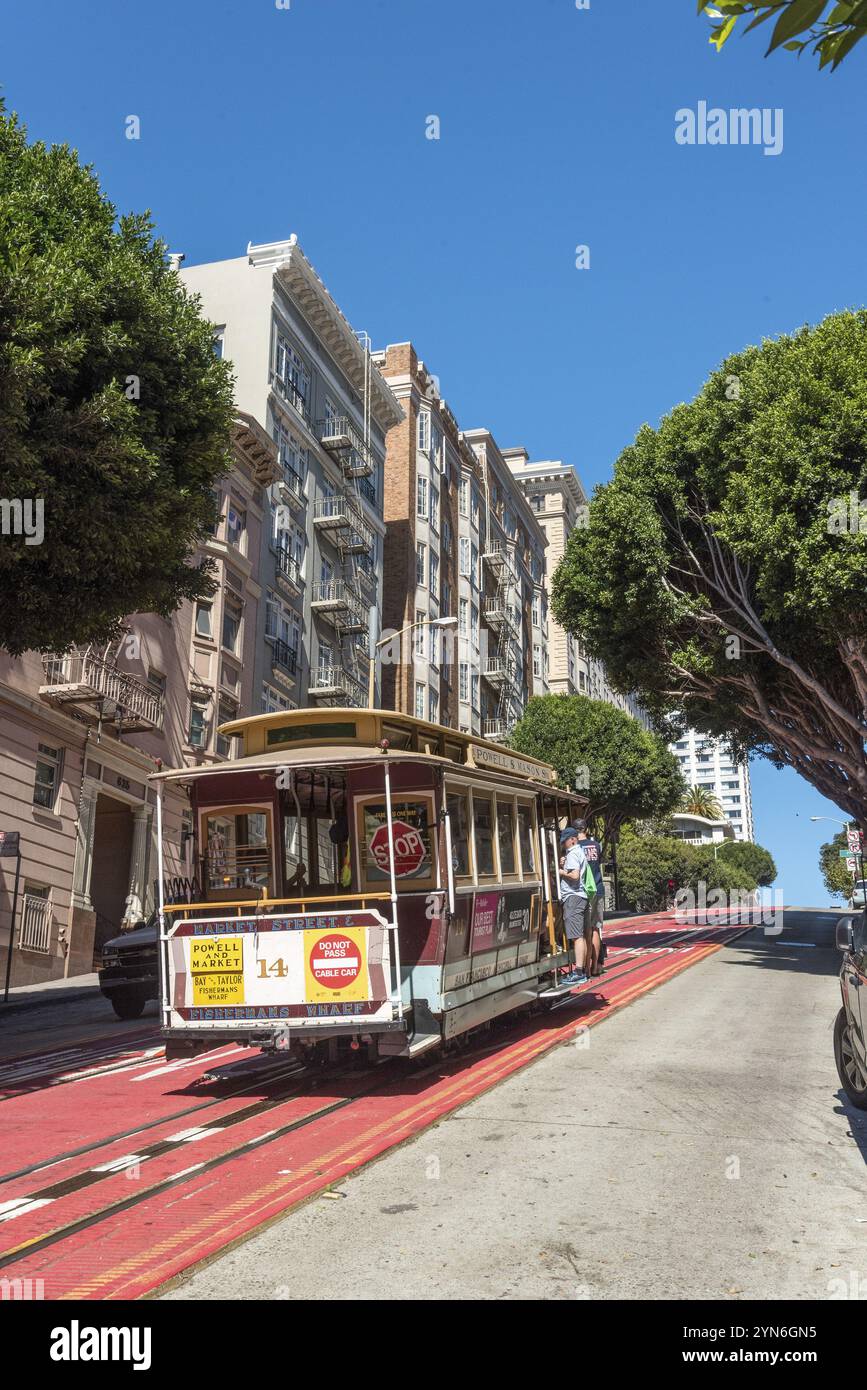 MT. RUSHMORE, USA, 20. SEPTEMBER 2019: Berühmte historische Cable Car auf den Straßen von San Francisco, USA, Nordamerika Stockfoto