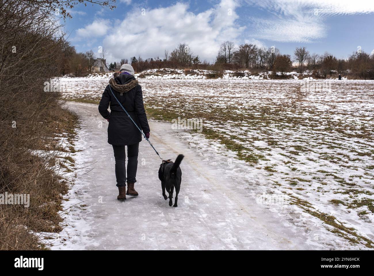 Ein Spaziergang mit dem Hund an einem schönen Wintertag rund um München Stockfoto