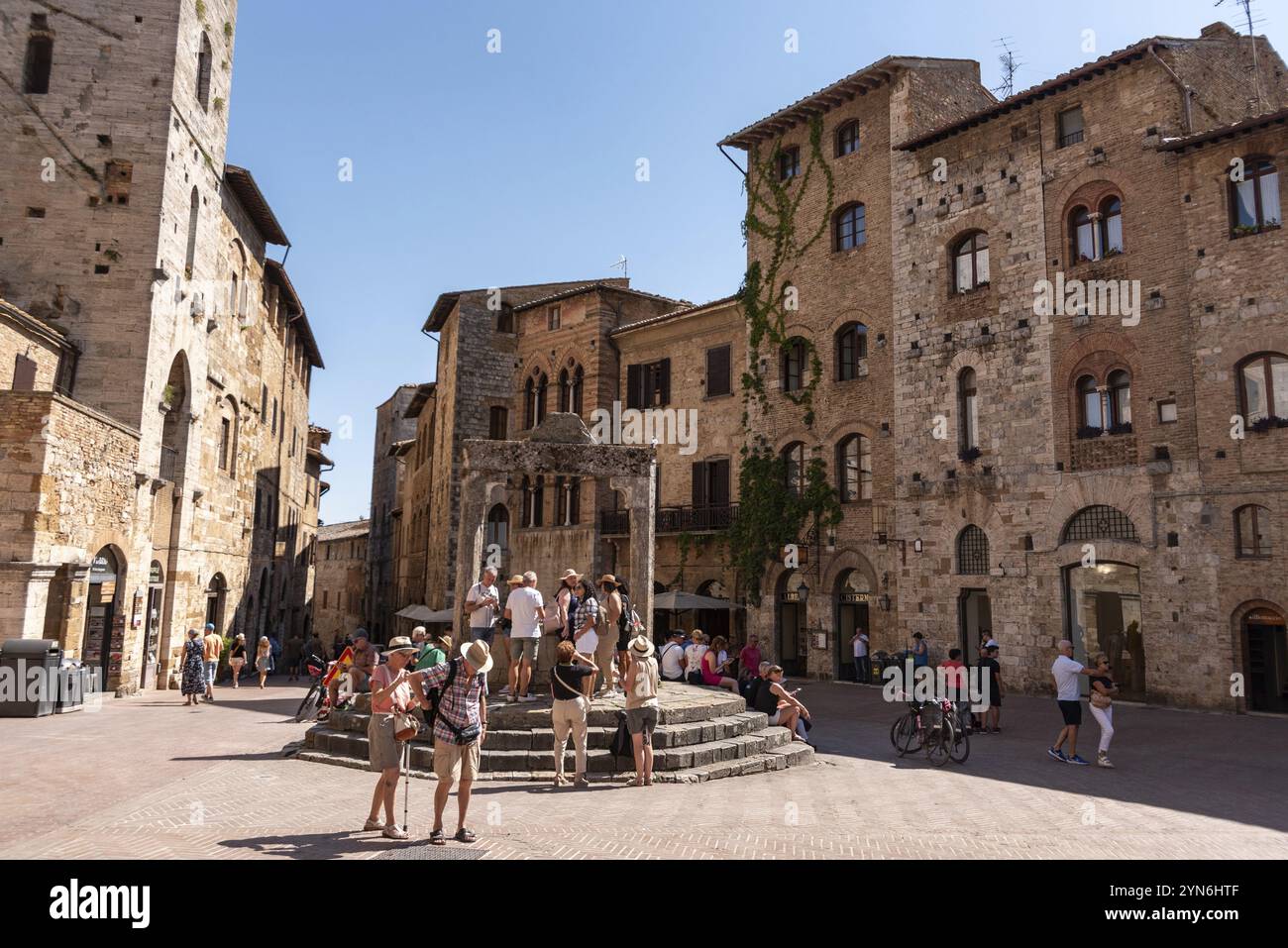 SAN GIMIGNANO, ITALIEN, 20. SEPTEMBER 2023, Piazza della Cisterna im Zentrum von San Gimignano, Italien, Europa Stockfoto