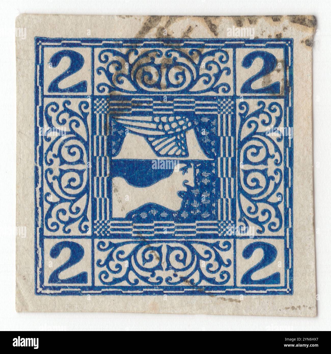 ÖSTERREICH — 1908: 2 heller dunkelblaue Zeitungsmarke. Stilisierter Kopf des alten Gottes Mercurius (Mercury, Hermes), vier Wertzahlen in quadratischen Rahmen und Blumenschmuck. Die erste Ausgabe der österreichischen Monarchie Zeitungsmarken. Quecksilber ist ein großer Gott in der römischen Religion und Mythologie und einer der 12 Dii Consentes im antiken römischen pantheon. Er ist der Gott des finanziellen Gewinns, des Handels, der Beredsamkeit, der Botschaften, der Kommunikation (einschließlich der Weissagung), Reisende, Grenzen, Glück, Tricks und Diebe; er dient auch als Führer der Seelen in die Unterwelt und als „Gesandter der Götter“ Stockfoto