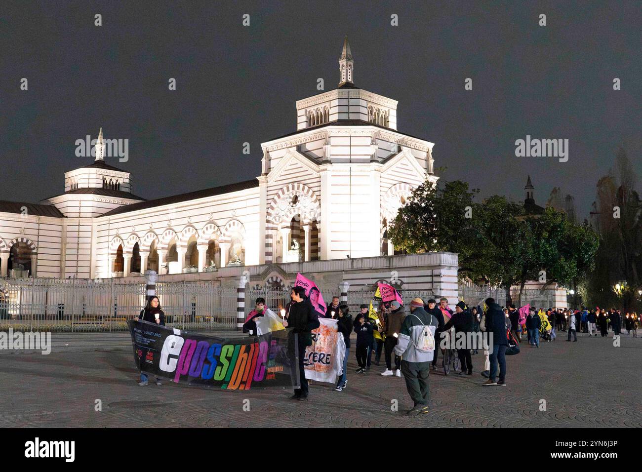 Mailand, Italien. November 2024. Fiaccolata in memoria di Lea Garofalo al Cimitero monumentale di Milano, 24. November 2024 (Foto Claudia Vanacore/LaPresse) Credit: LaPresse/Alamy Live News Stockfoto