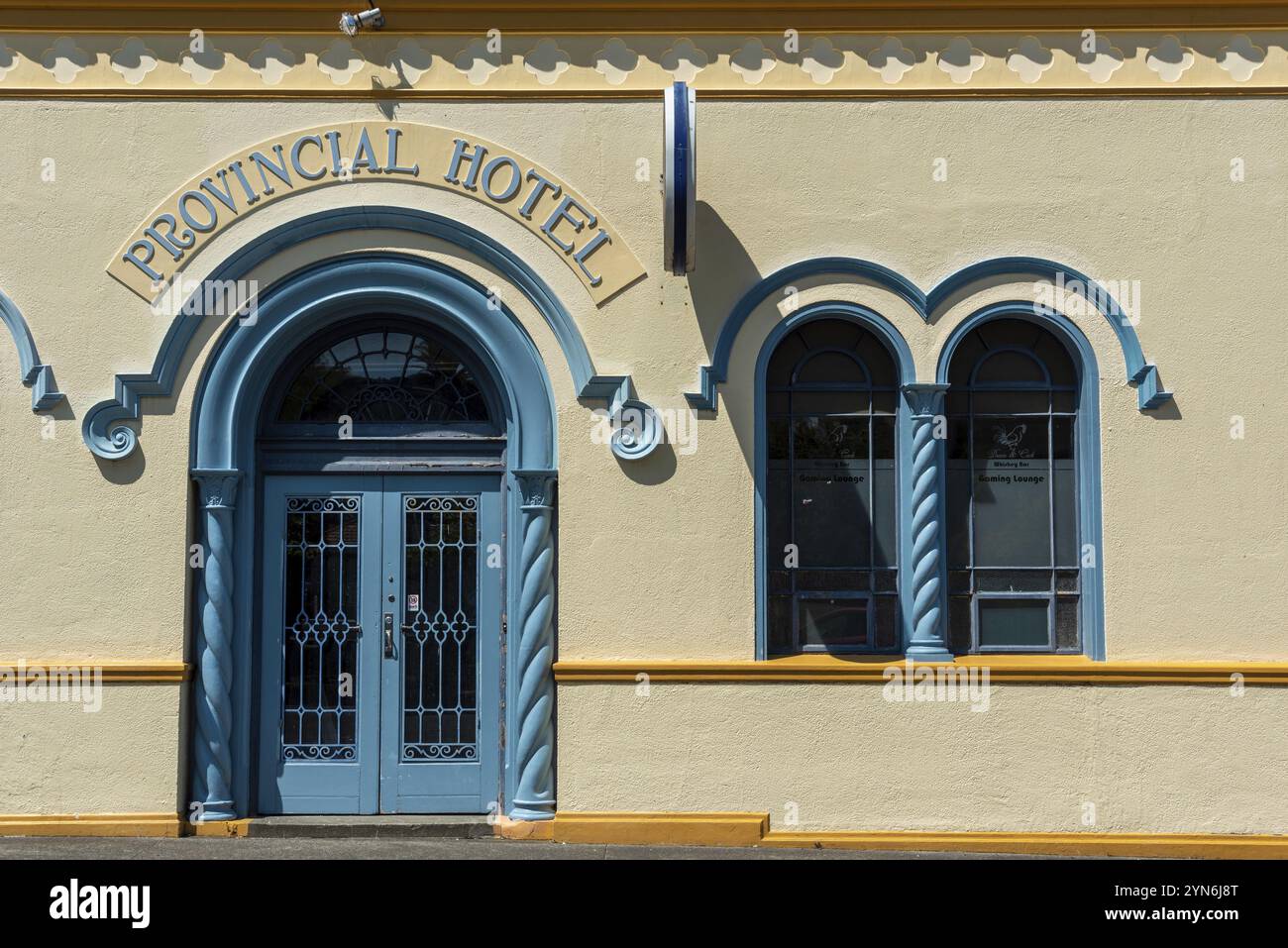 NAPIR, NEUSEELAND, 10. JANUAR 2023, das Art Deco Provincial Hotel in der Innenstadt von Napier, Nordinsel von Neuseeland Stockfoto