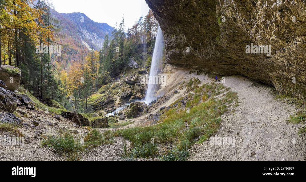 Unterhalb des malerischen Wasserfalls Pericnik im Nationalpark Triglav, Slowenien, Europa Stockfoto