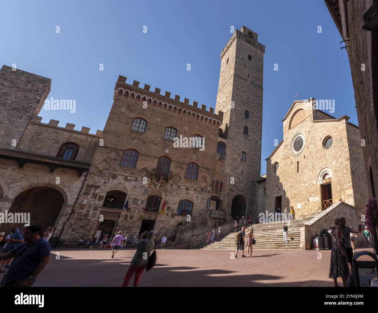 SAN GIMIGNANO, ITALIEN, 20. SEPTEMBER 2023, Hauptplatz Piazza del Duomo in San Gimignano mit seinen berühmten Palasttürmen, dem großen Turm des Palazzo Comuna Stockfoto