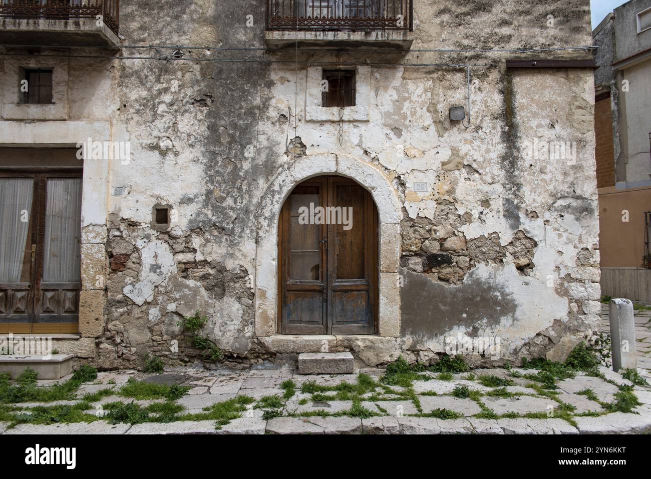 Verlassene Gasse und leere Häuser in Lesina, einer kleinen Stadt in Gargano, Süditalien Stockfoto