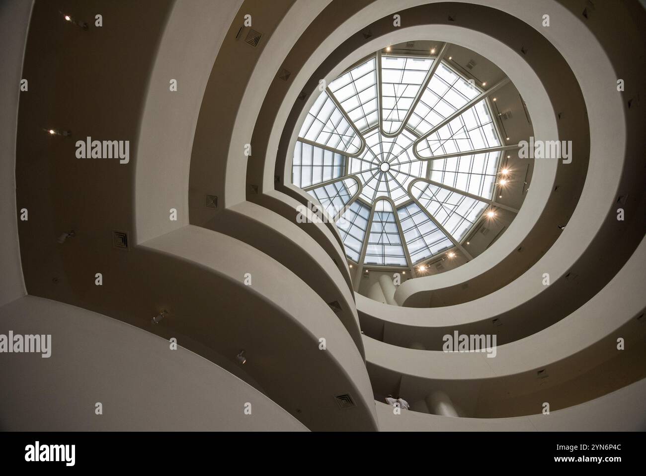 NEW YORK, USA, 21. AUGUST 2022, Atrium und Treppe im berühmten Guggenheim Museum in New York, USA, Nordamerika Stockfoto