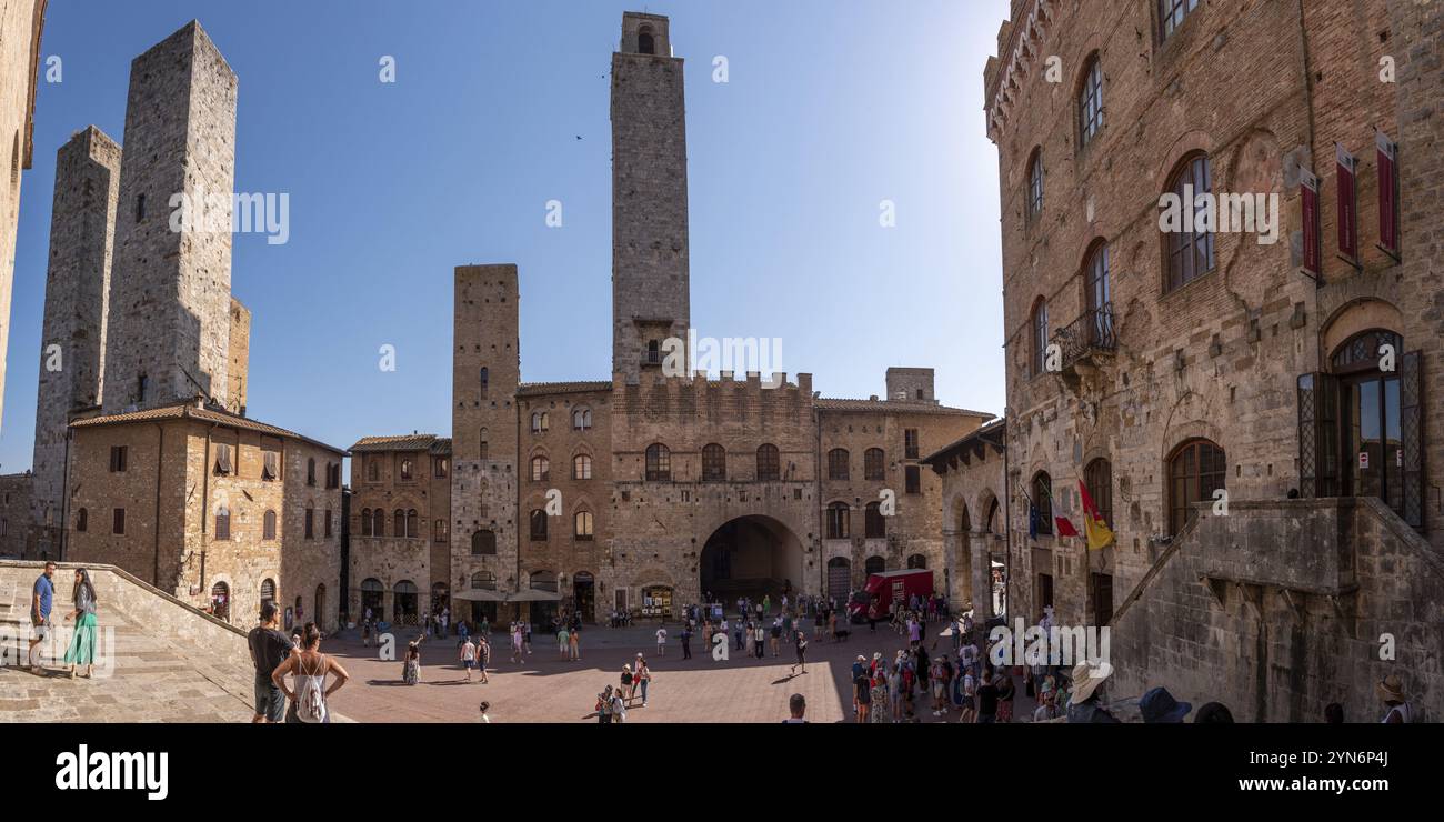 SAN GIMIGNANO, ITALIEN, 20. SEPTEMBER 2023, Hauptplatz Piazza del Duomo in San Gimignano mit seinen berühmten Palasttürmen, Rognosa-Turm und Theater dei L Stockfoto