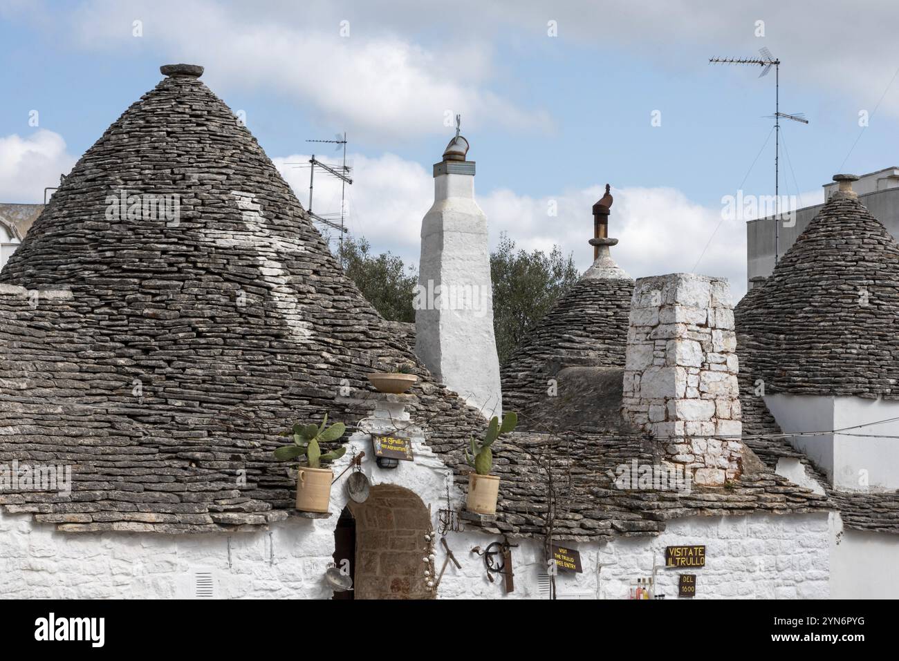 Typisches Pillersteindach eines trullo in Alberobello, Italien, Europa Stockfoto