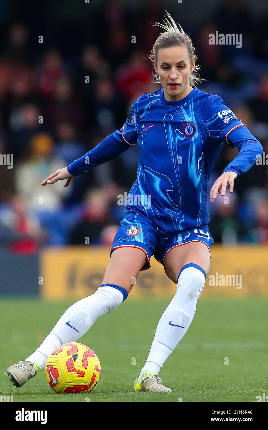 Nathalie Bjorn von Chelsea Women gibt den Ball während des Barclays Women's Super League Matches Chelsea FC Women vs Manchester United Women im Kingsmeadow Stadium, Kingston upon Thames, Großbritannien, 24. November 2024 (Foto: Izzy Poles/News Images) Stockfoto