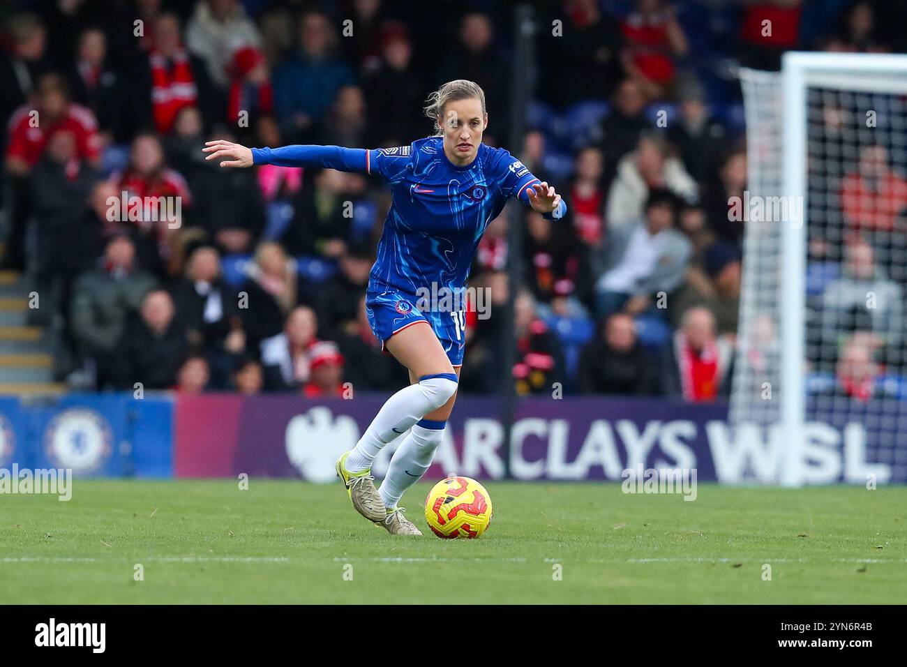 Nathalie Bjorn von Chelsea Women läuft mit dem Ball während des Barclays Women's Super League Matches Chelsea FC Women vs Manchester United Women im Kingsmeadow Stadium, Kingston upon Thames, Großbritannien, 24. November 2024 (Foto: Izzy Poles/News Images) Stockfoto