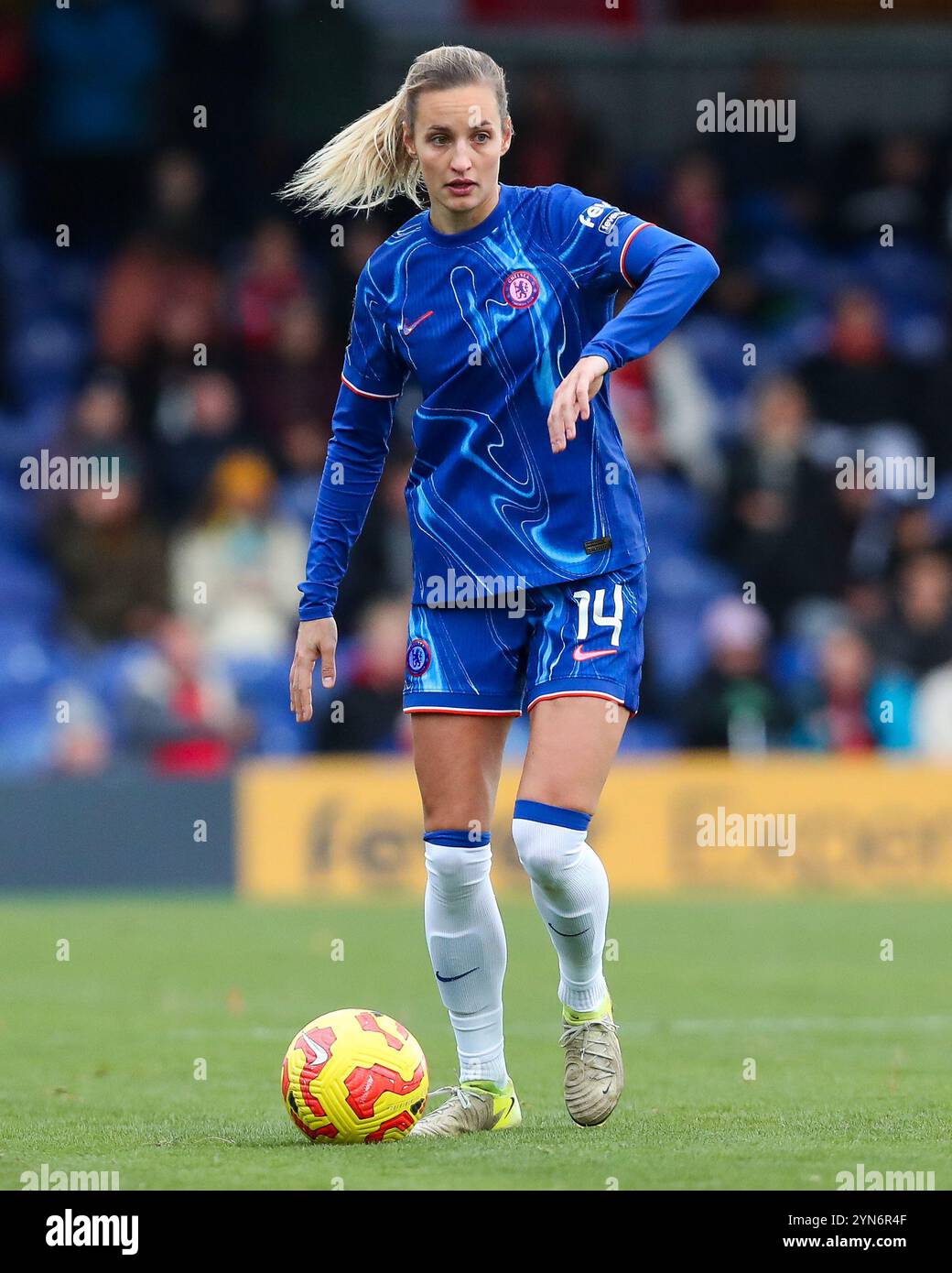 Nathalie Bjorn von Chelsea Women läuft mit dem Ball während des Barclays Women's Super League Matches Chelsea FC Women vs Manchester United Women im Kingsmeadow Stadium, Kingston upon Thames, Großbritannien, 24. November 2024 (Foto: Izzy Poles/News Images) Stockfoto