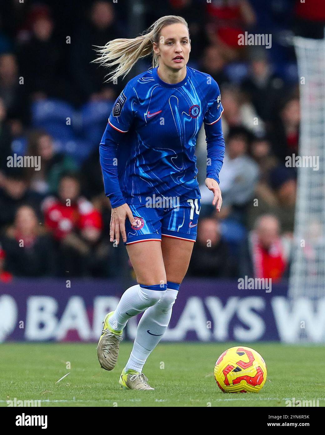 Nathalie Bjorn von Chelsea Women läuft mit dem Ball während des Barclays Women's Super League Matches Chelsea FC Women vs Manchester United Women im Kingsmeadow Stadium, Kingston upon Thames, Großbritannien, 24. November 2024 (Foto: Izzy Poles/News Images) Stockfoto