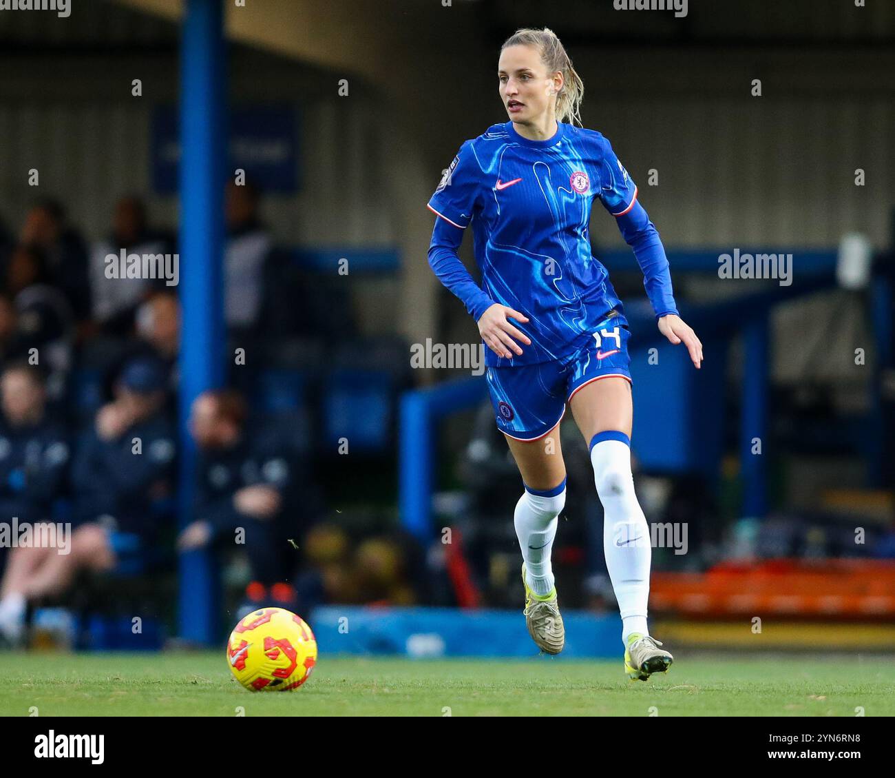 Nathalie Bjorn von Chelsea Women läuft mit dem Ball während des Barclays Women's Super League Matches Chelsea FC Women vs Manchester United Women im Kingsmeadow Stadium, Kingston upon Thames, Großbritannien, 24. November 2024 (Foto: Izzy Poles/News Images) Stockfoto