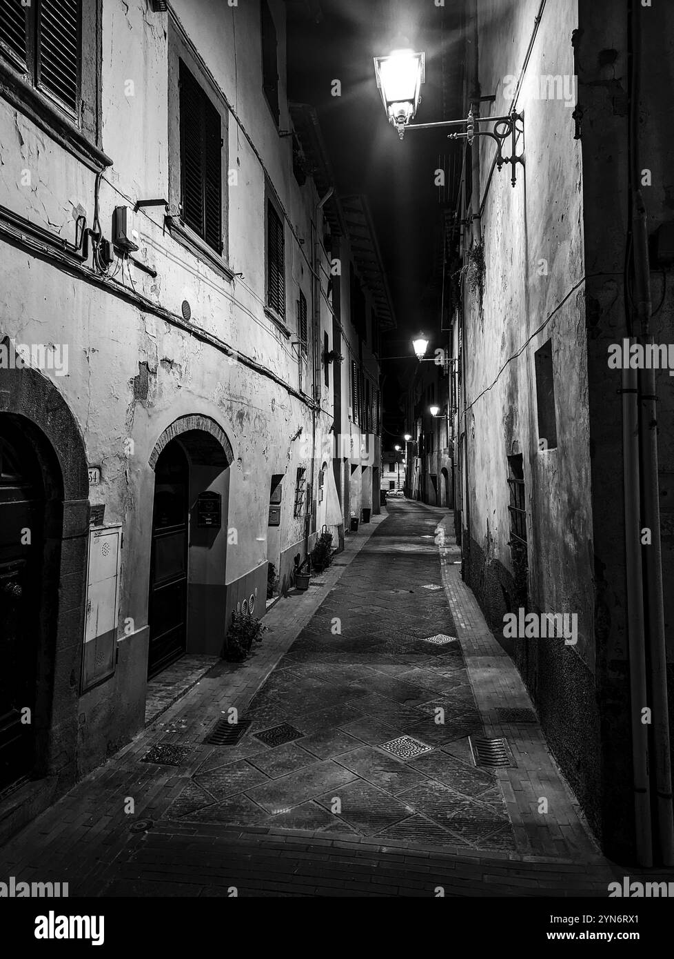 Eine leere Gasse im kleinen Dorf Montaione in der Toskana bei Nacht, Italien, Europa Stockfoto