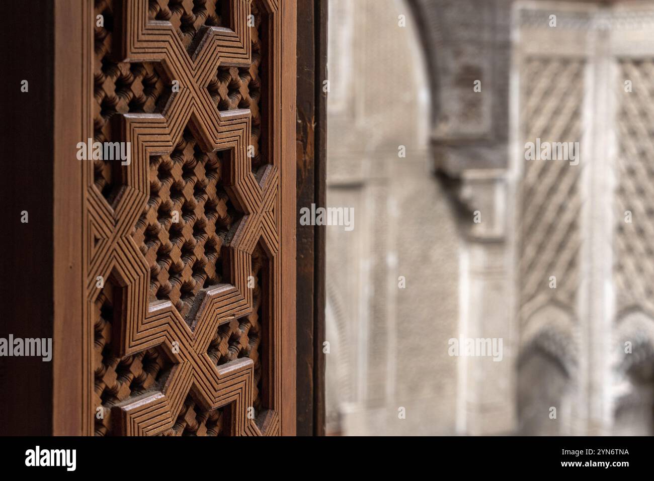 Reich dekorierte Fensterläden im Innenhof einer orientalischen Madrasa, Marokko, Afrika Stockfoto