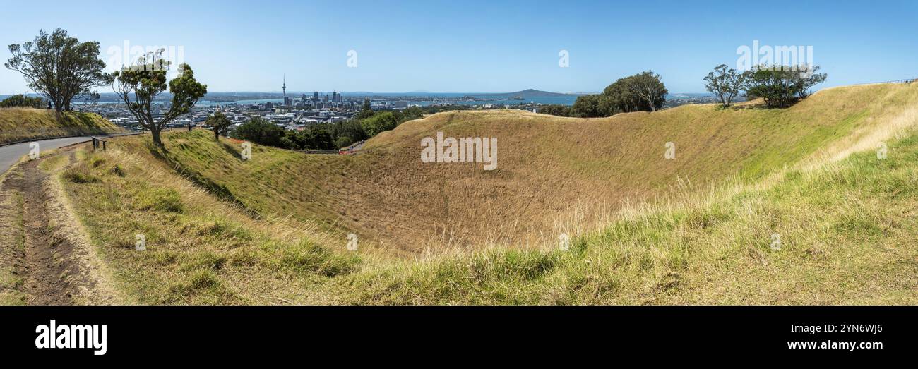Blick auf das zentrale Geschäftsviertel von Auckland vom Mount Eden Volcanic Park, Neuseeland, Ozeanien Stockfoto