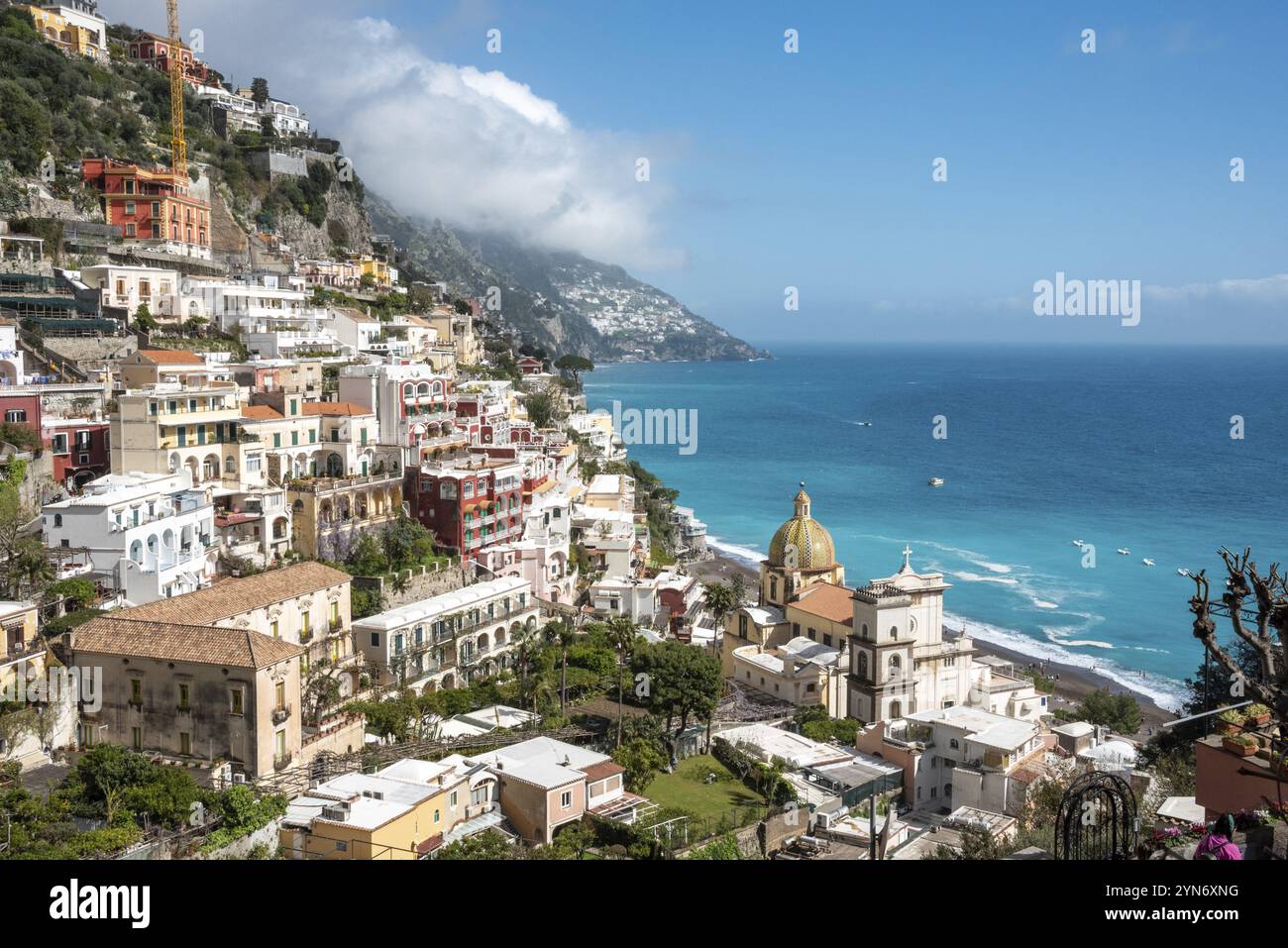 Stadtbild von Positano an der Amalfiküste und die Kirche Santa Maria Assunta, Süditalien Stockfoto