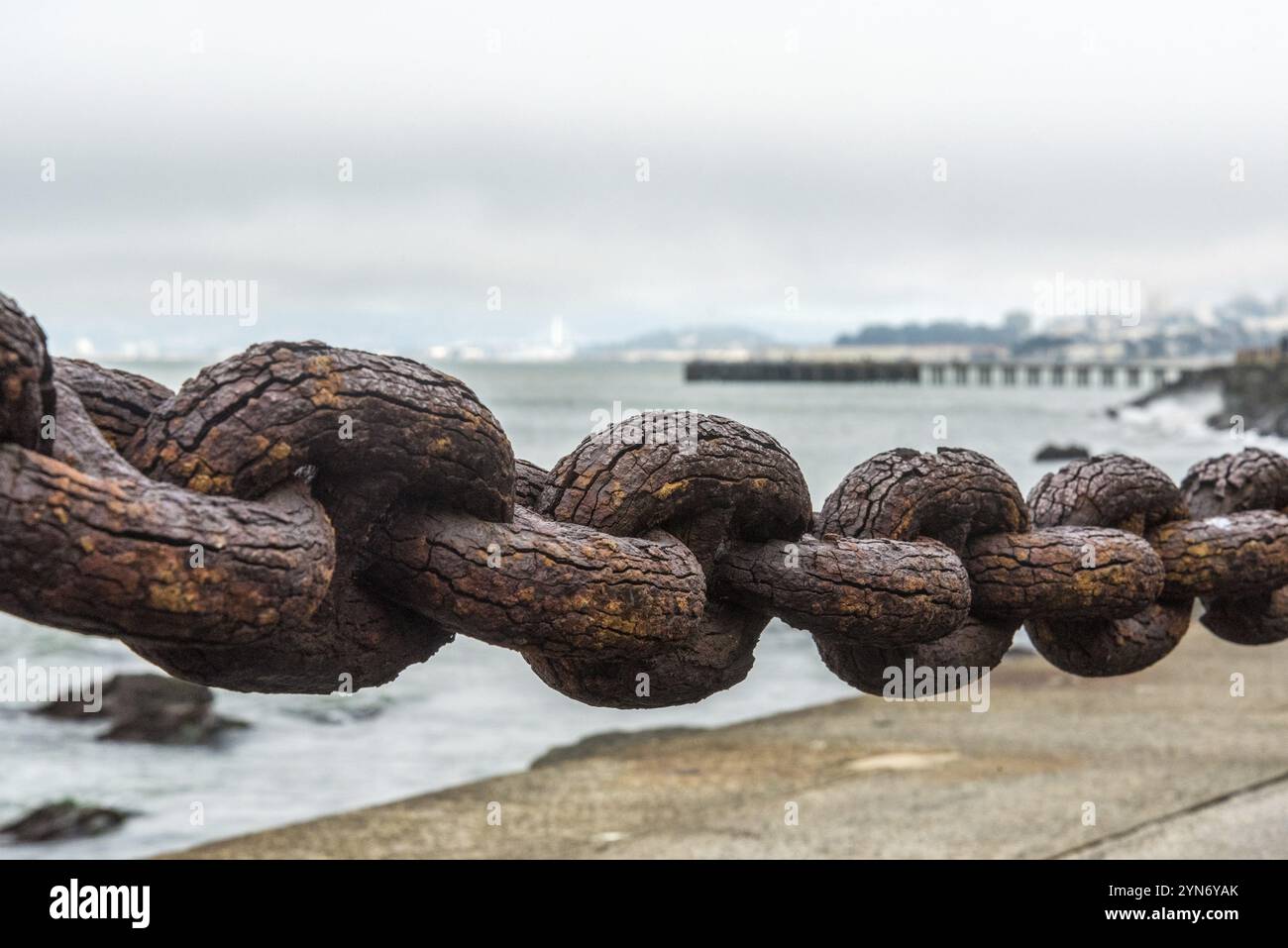 Wunderschöner alter Kettenzaun an der Golden Gate Bridge in San Francisco, USA, Nordamerika Stockfoto