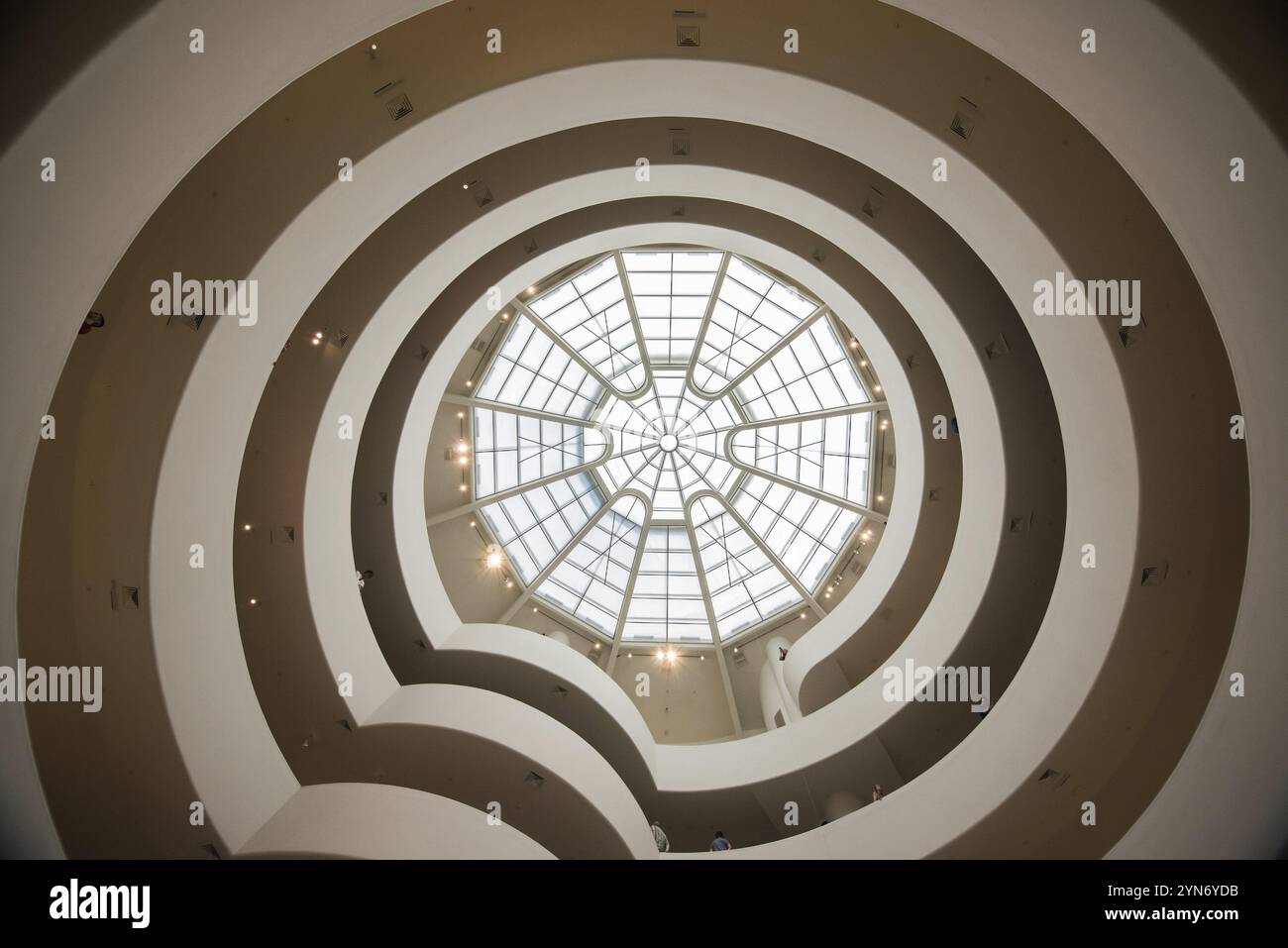 NEW YORK, USA, 21. AUGUST 2022, Atrium und Treppe im berühmten Guggenheim Museum in New York, USA, Nordamerika Stockfoto