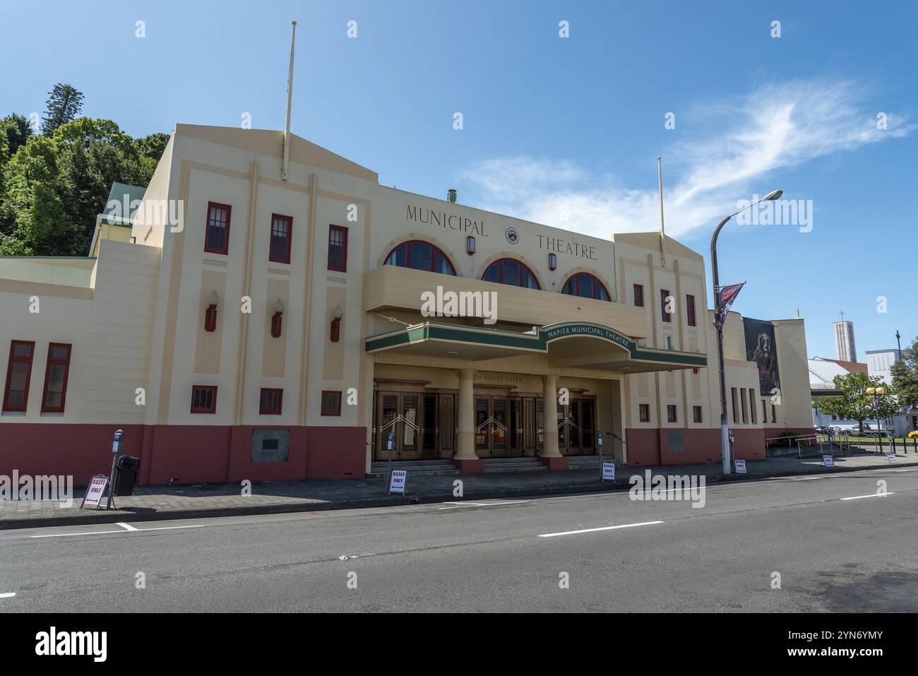 NAPIR, NEUSEELAND, 10. JANUAR 2023, Art Deco Municipal Theatre in Downtown Napier, Nordinsel von Neuseeland Stockfoto