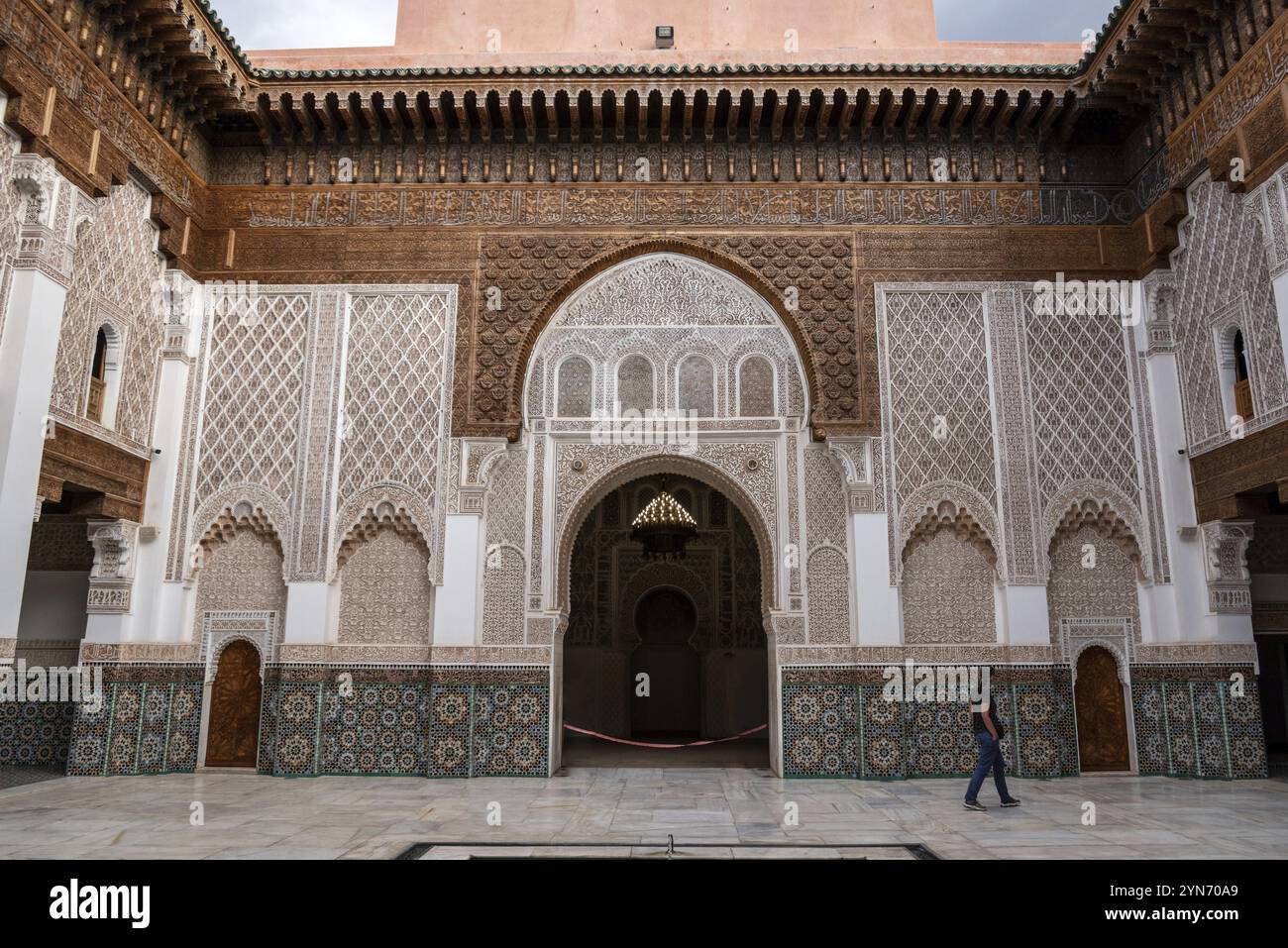 MARRAKESCH, MAROKKO, 18. APRIL 2023, berühmte Medersa Ben Youssef in der Medina von Marrakesch Stockfoto