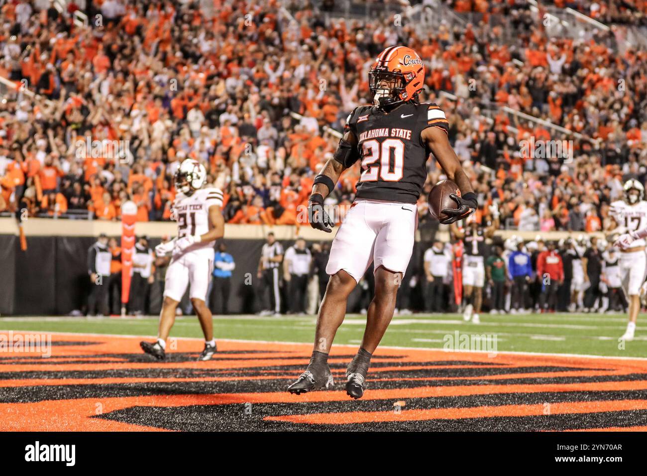 23. November 2024: Oklahoma State Cowboys Running Back Rodney Fields Jr. (20) erzielt einen Touchdown während eines Fußballspiels zwischen den Texas Tech Red Raiders und den Oklahoma State Cowboys im Boone Pickens Stadium in Stillwater, OK. Graues Siegel/CSM Stockfoto