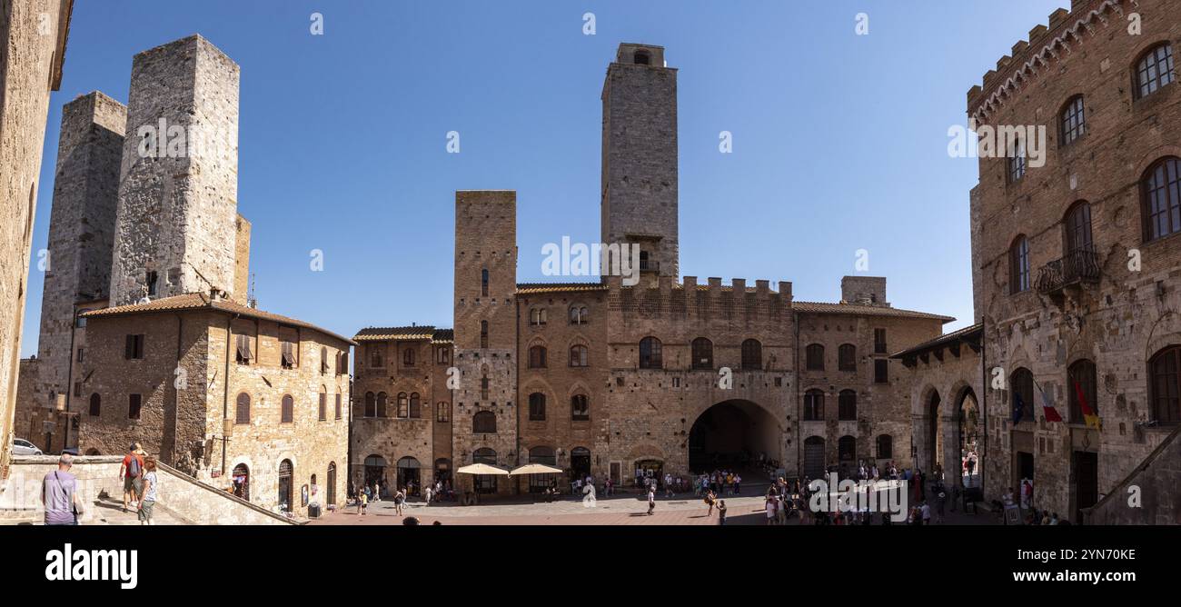 Hauptplatz Piazza del Duomo in San Gimignano mit seinen berühmten Palasttürmen, Italien, Europa Stockfoto