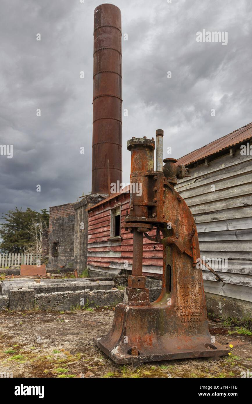 Alte Bergbaufabrik in der Geisterstadt Waiuta, Südinsel Neuseelands Stockfoto