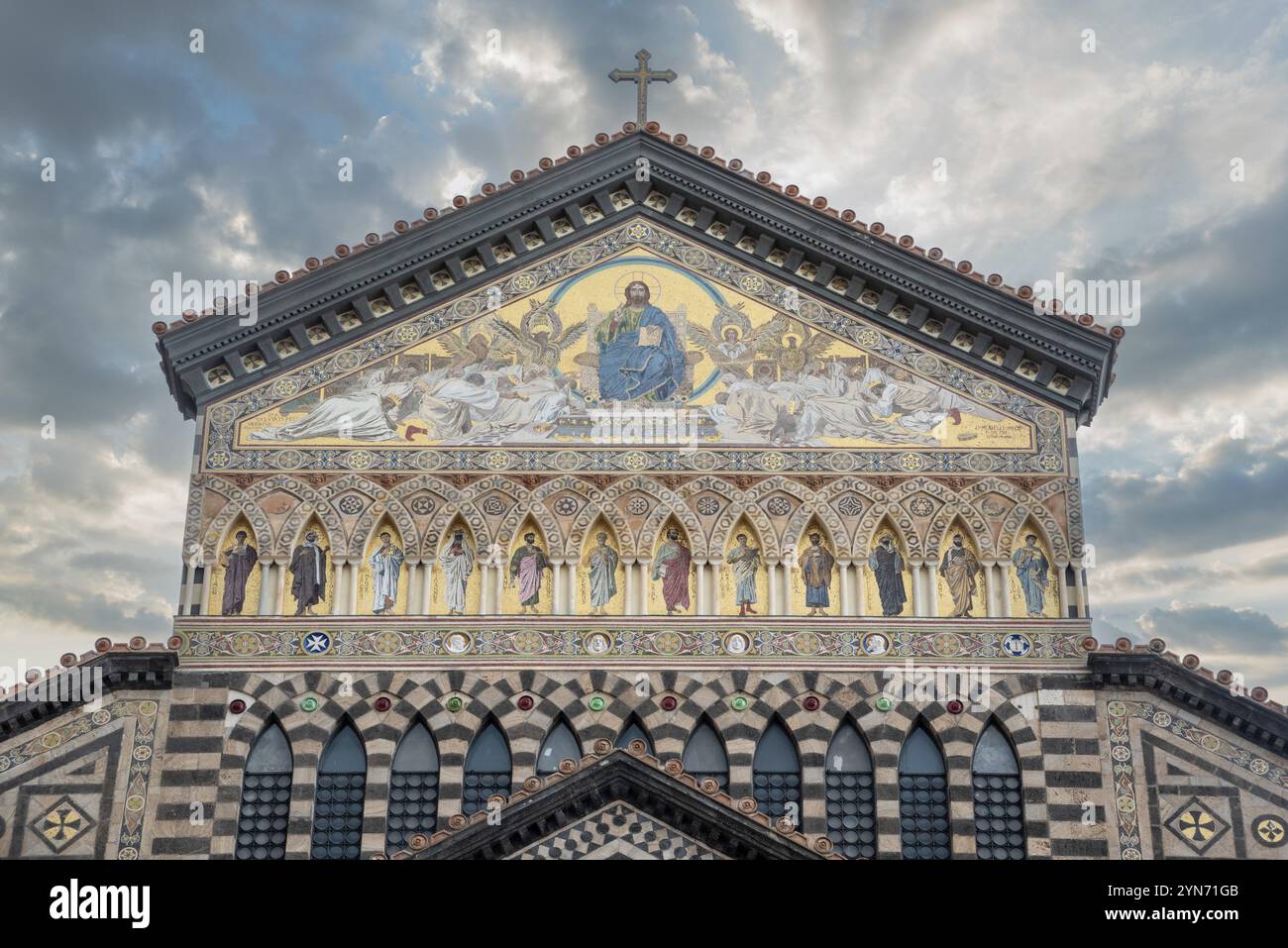 Portal der mittelalterlichen Kathedrale St. Andreas in Amalfi, Süditalien Stockfoto