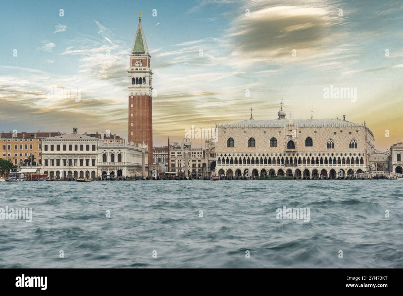 Markusplatz in Venedig bei schlechtem Wetter und Flut, Venedig, Italien, Europa Stockfoto