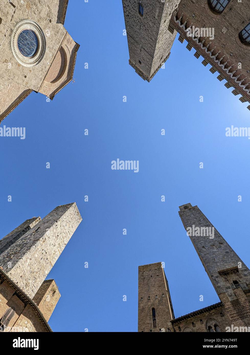 Weitwinkelblick auf die Piazza del Duomo in San Gimignano, Italien, Europa Stockfoto