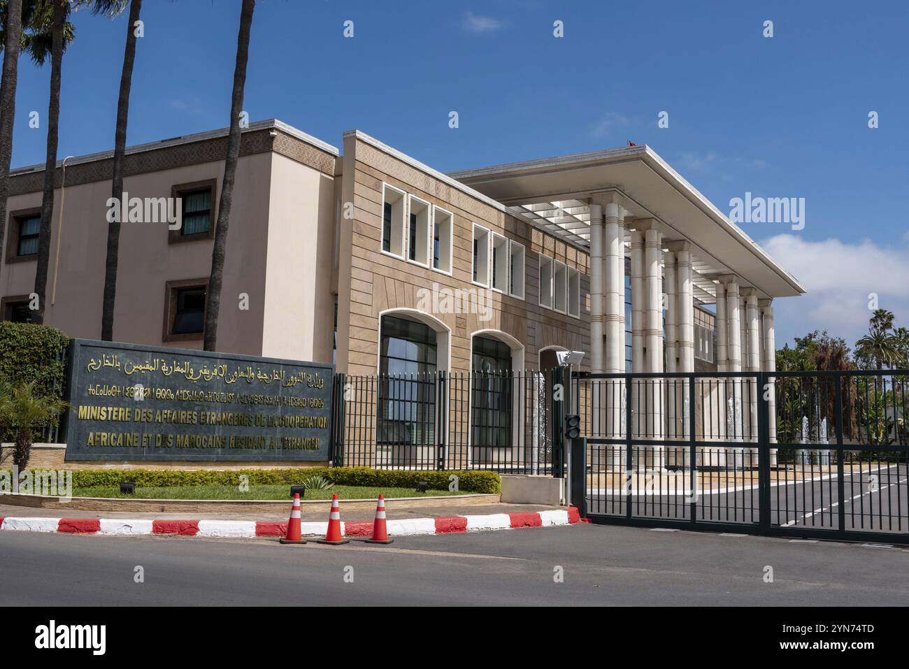 Eingang des marokkanischen Ministeriums für Auswärtige Angelegenheiten, Afrikanische Zusammenarbeit und marokkanische Auswanderer, Rabat Stockfoto