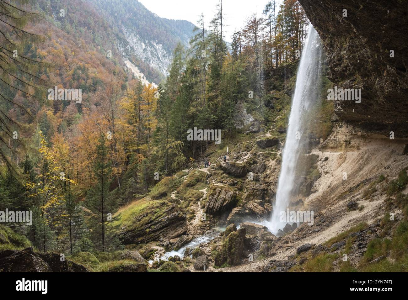 Unterhalb des malerischen Wasserfalls Pericnik im Nationalpark Triglav, Slowenien, Europa Stockfoto