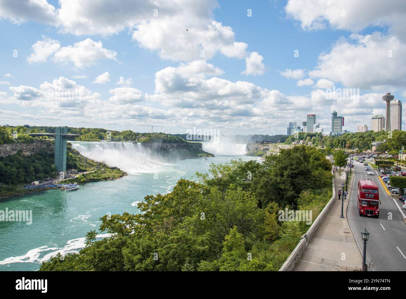 Berühmte Niagarafälle an einem sonnigen Tag von der kanadischen Seite Stockfoto