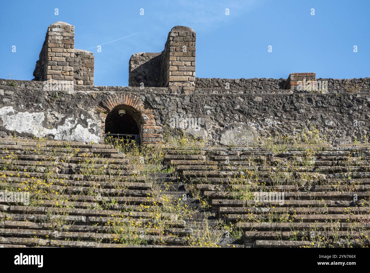 Ruinen eines alten römischen Amphitheaters, Süditalien Stockfoto