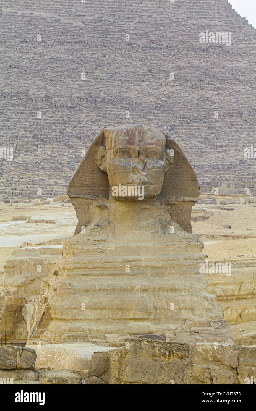 Sphinx Skulptur und die Cheops Pyramide in Giza in Ägypten Stockfoto
