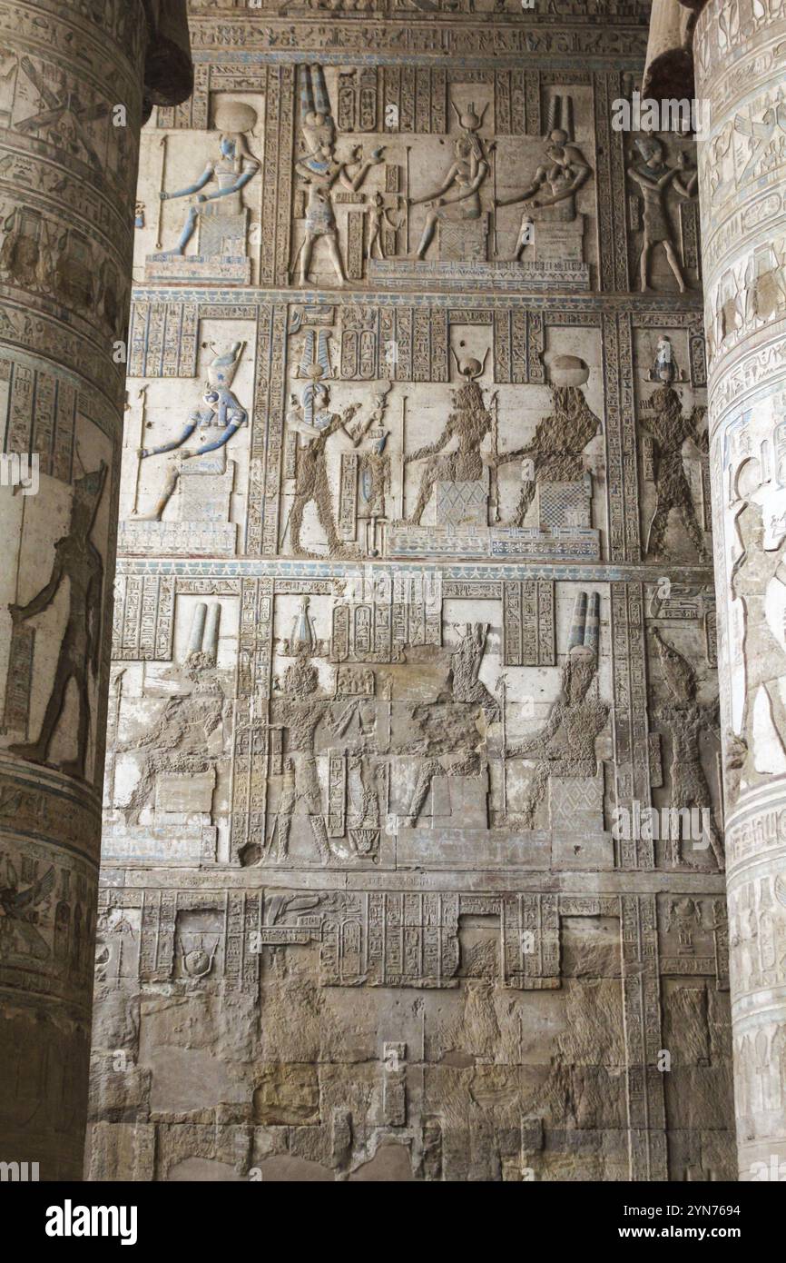Reliefgemälde in der großen Säulenhalle des Hathor-Tempels von Dendera, Ägypten, Afrika Stockfoto