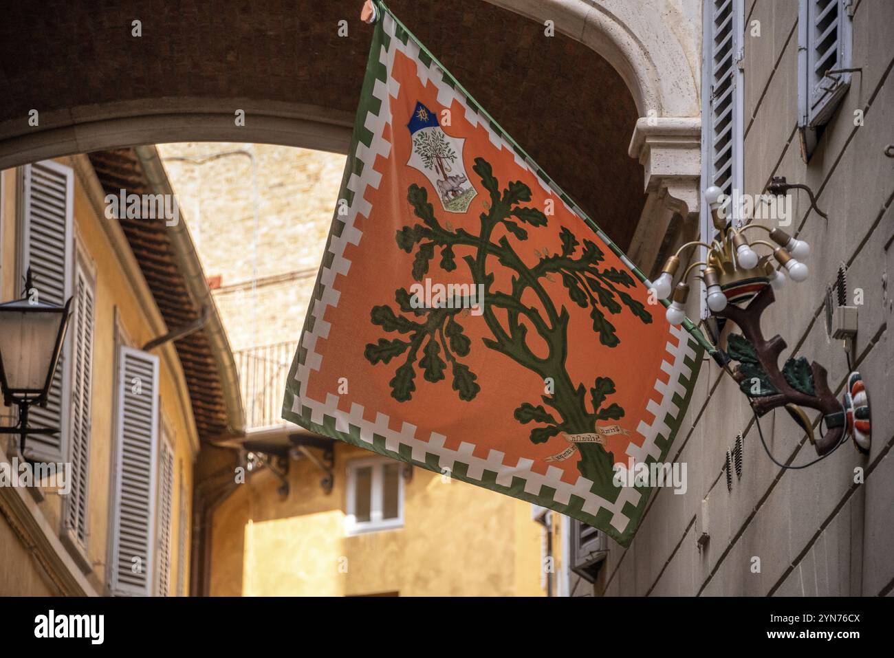 SIENA, ITALIEN, 23. SEPTEMBER 2023, Contrade-Flagge des Stadtviertels Selva-Rhino hängt in einer Straße in der Innenstadt von Siena, Italien, Europa Stockfoto