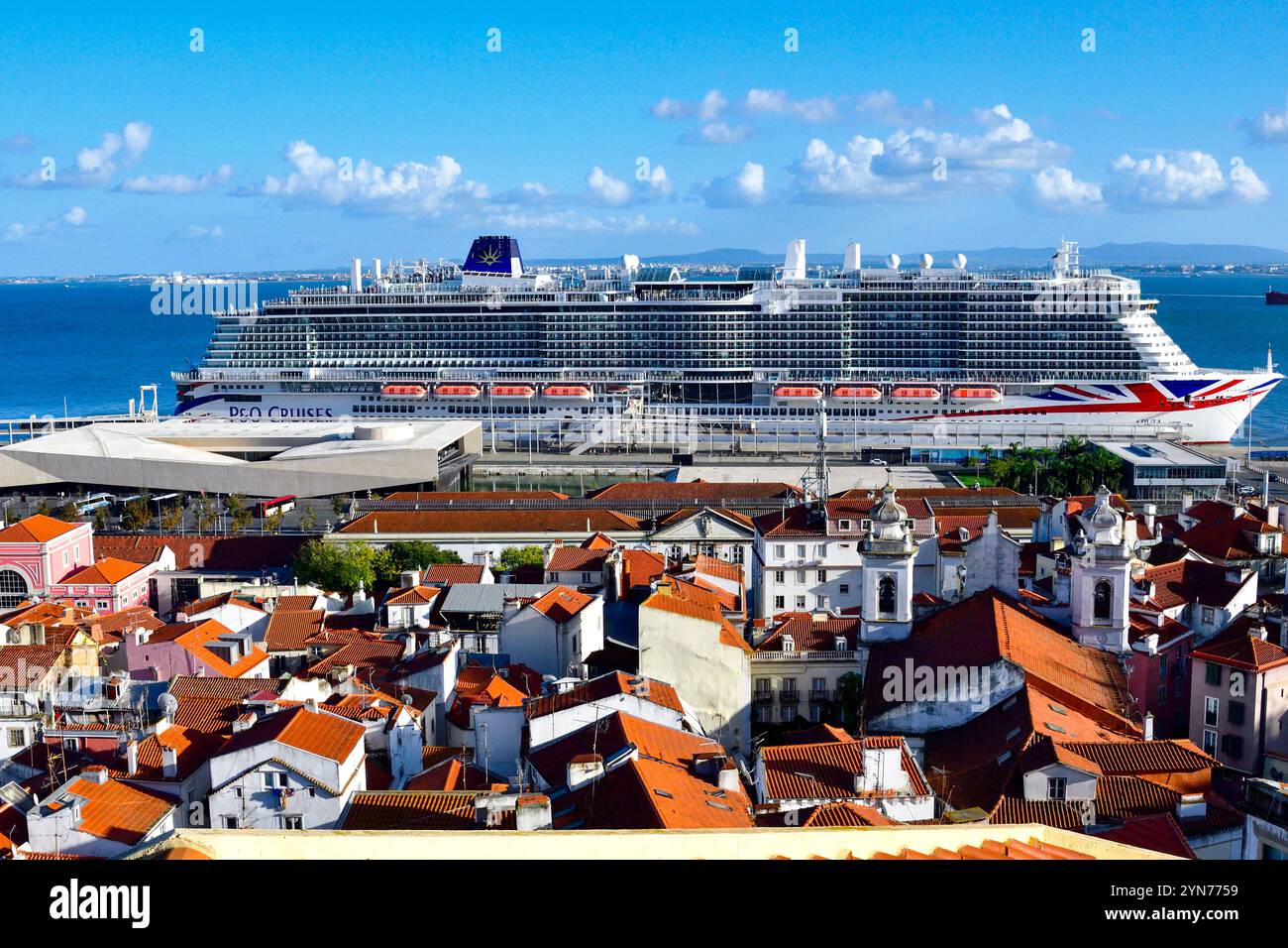 Blick auf die Dächer des Viertels Alfama und die majestätische Arvia am Hafen von Porto de Lisboa, vom Hügel am Aussichtspunkt Miradouro de Santa Luzia, Lissabon Stockfoto