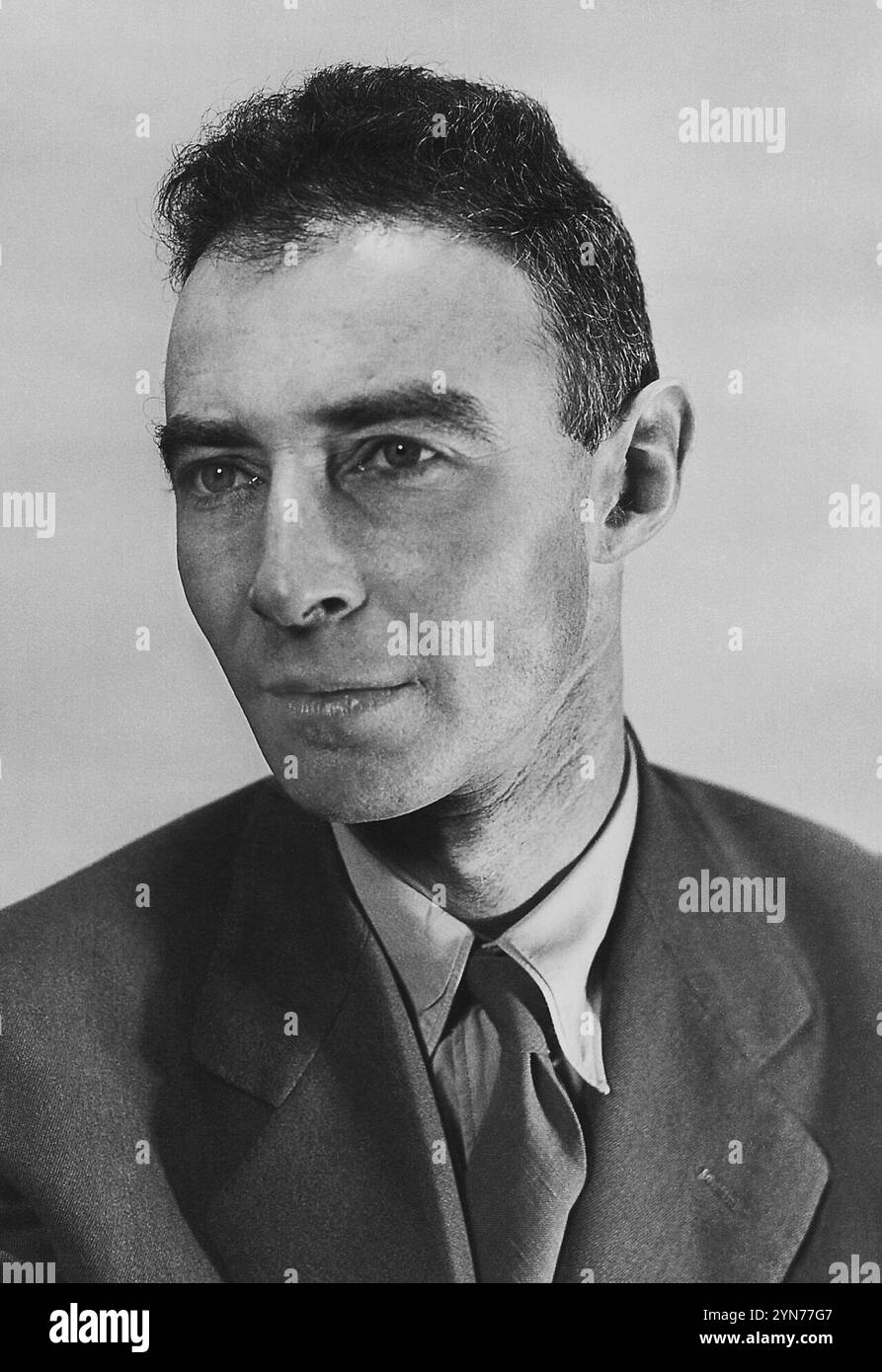 Oppenheimer, J. Robert Oppenheimer (1904–1967) US-amerikanischer theoretischer Physiker, der während des Zweiten Weltkriegs als Direktor des Los Alamos Laboratoriums des Manhattan Project diente Stockfoto