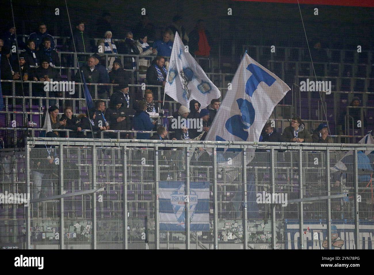 Wien, Österreich. November 2024. WIEN, ÖSTERREICH - 24. NOVEMBER: TSV Hartberg Fans beim Admiral-Bundesliga-Spiel zwischen FK Austria Wien und TSV Egger Glas Hartberg in der Generali Arena am 24. November 2024 in Wien.241124 SEPA 29 030 - 20241124 PD12971 Credit: APA-PictureDesk/Alamy Live News Stockfoto