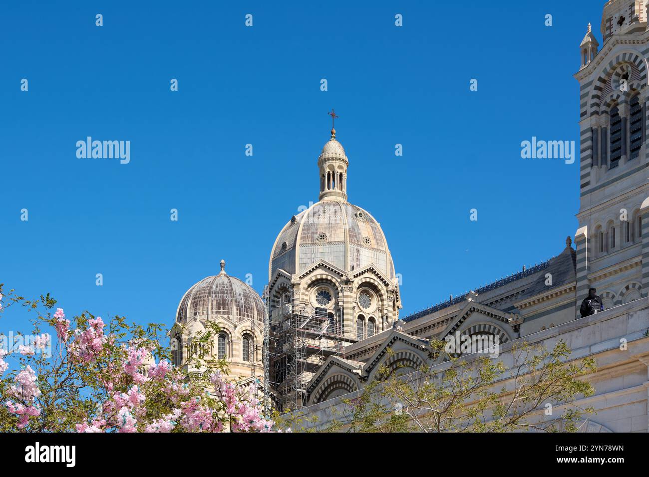 Marseille, Frankreich, 24. November 2024: Basilika Notre-Dame de la Garde, eine historische und religiöse Stätte. Die Lage auf einem Hügel bietet einen atemberaubenden Blick auf Ma Stockfoto