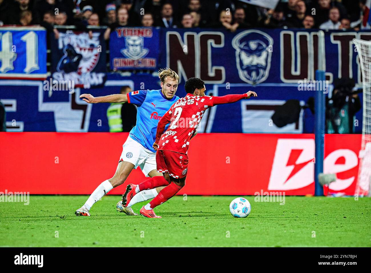 Timo Becker (Holstein Kiel, #17), Phillipp Mwene (FSV Mainz 05, #02) GER, Holstein Kiel vs. 1. FSV Mainz 05, Fussball, Bundesliga, Spieltag 11, Saison 2024/25, 24.11.2024 DFL-VORSCHRIFTEN VERBIETEN DIE VERWENDUNG VON FOTOGRAFIEN ALS BILDSEQUENZEN UND/ODER QUASI-VIDEO Foto: Eibner-Pressefoto/Marcel von Fehrn Stockfoto