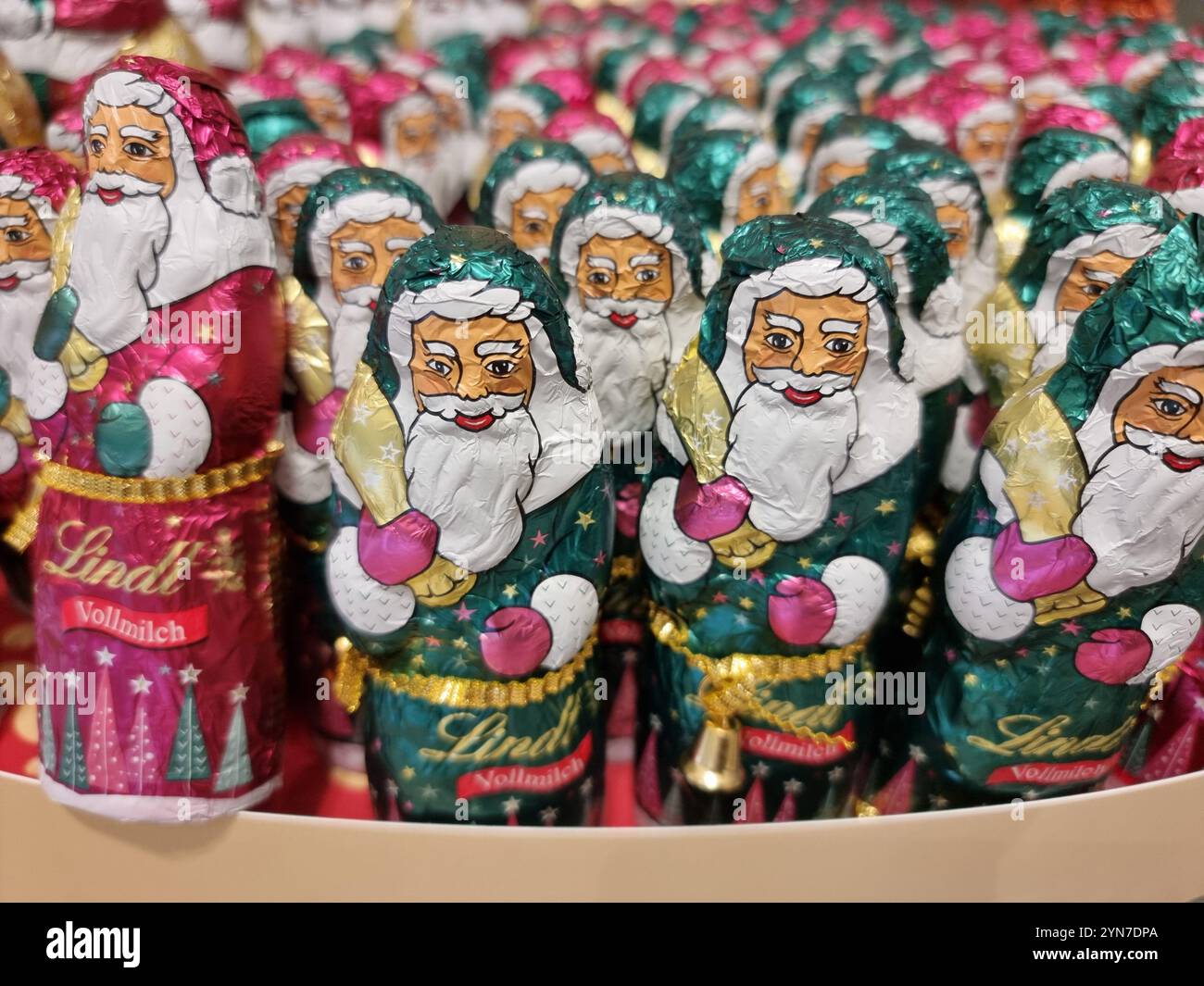 Eine Menge Schokoladenfiguren aus Aluminiumfolie Stockfoto