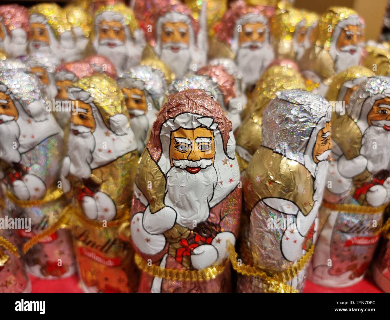 Eine Menge Schokoladenfiguren aus Weihnachtsmann/Vater Frost in Aluminiumfolie Stockfoto