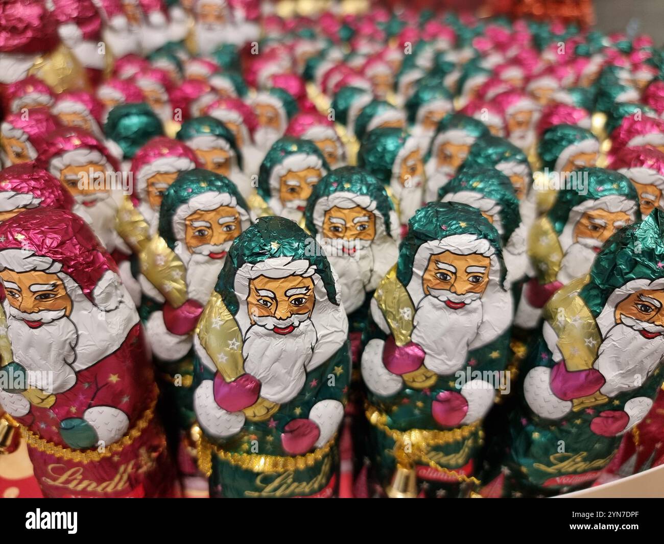 Eine Menge Schokoladenfiguren aus Aluminiumfolie Stockfoto