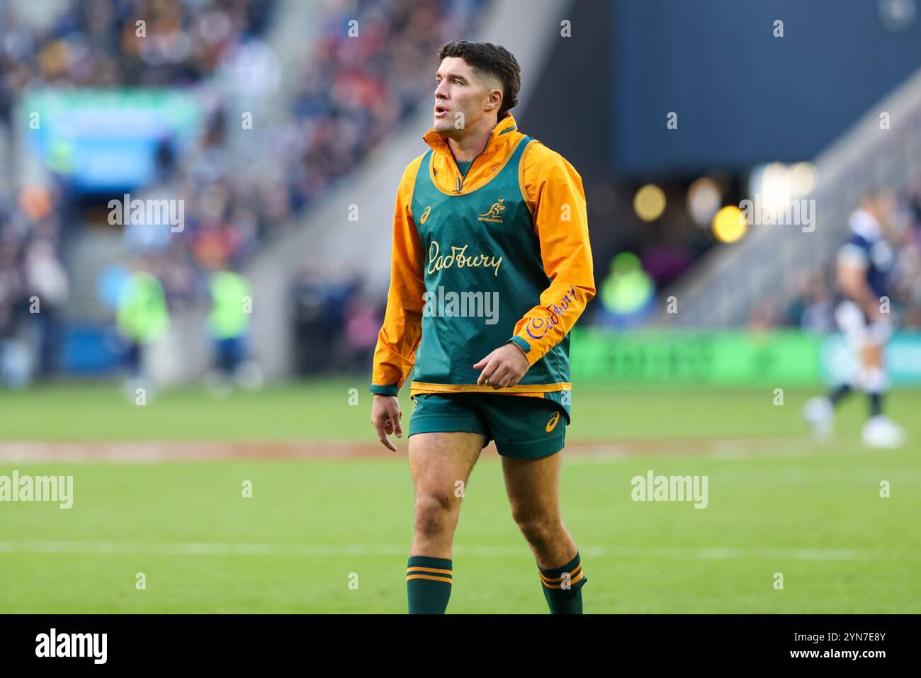 Edinburgh, Schottland. November 2024. Ben Donaldson stürzt sich während des berühmten Spiels der Grouse Nations Series zwischen Schottland und Australien im Scottish Gas Murrayfield Stadium in Edinburgh. Quelle: Connor Douglas/Alamy Live News Stockfoto