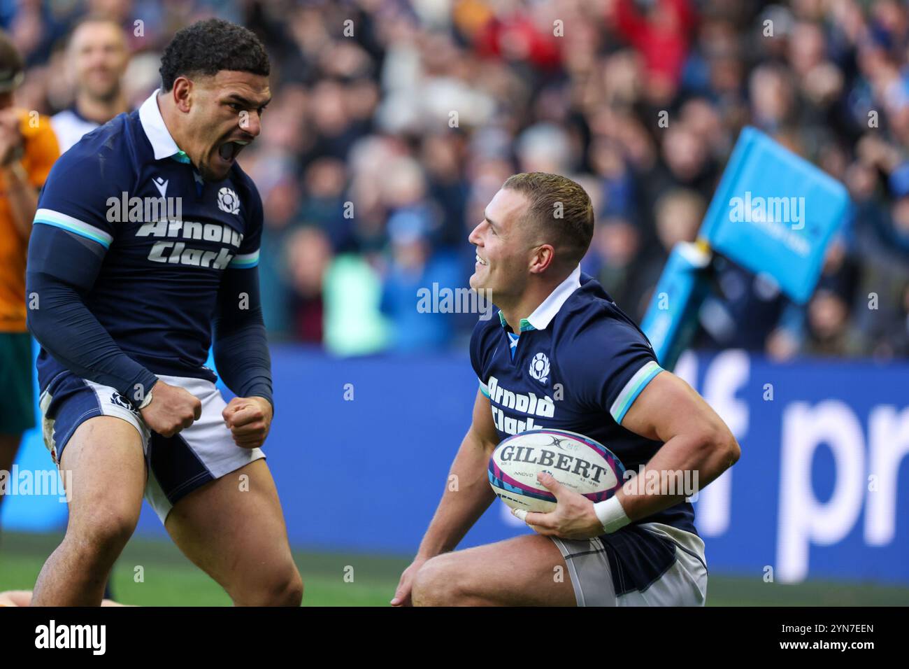 Edinburgh, Schottland. November 2024. Duhan van der Merwe feiert mit Sione Tuipulotu während des berühmten Grouse Nations Series-Spiels zwischen Schottland und Australien im Scottish Gas Murrayfield Stadium in Edinburgh. Quelle: Connor Douglas/Alamy Live News Stockfoto