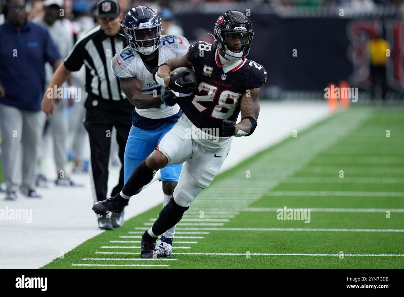 Houston, Texas am Sonntag, den 24. November 2024. Houston, Usa. November 2024. Houston Texans Running Back Joe Mixon (28) entkommt dem Tennessee Titans Cornerback Roger McCreary (21) auf seinem Weg zum ersten Niedergang während des vierten Viertels im NRG Stadium in Houston, Texas am Sonntag, den 24. November 2024. Foto: Kevin M. Cox/UPI Credit: UPI/Alamy Live News Stockfoto