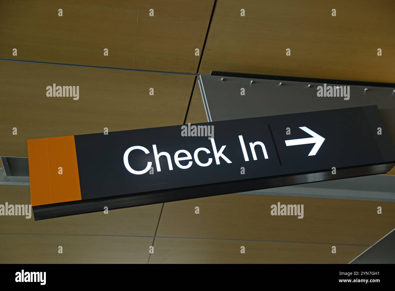 Beschilderung zum Flughafen für die Check-in-Schalter Stockfoto